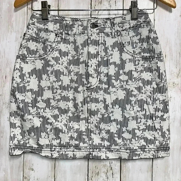 BDG Urban Outfitters Floral Print Denim Skirt Size 0 - Picture 2 of 5